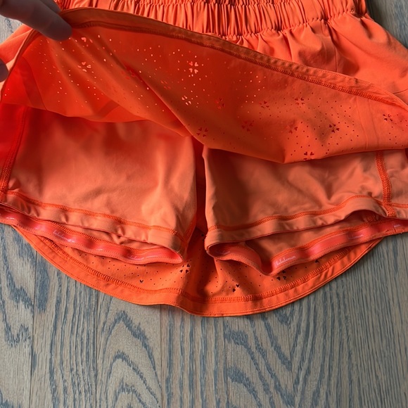 Lululemon skirt size 4 - Picture 3 of 4